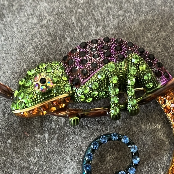 Rhinestone Chameleon Pin/Pendant - Picture 4 of 10